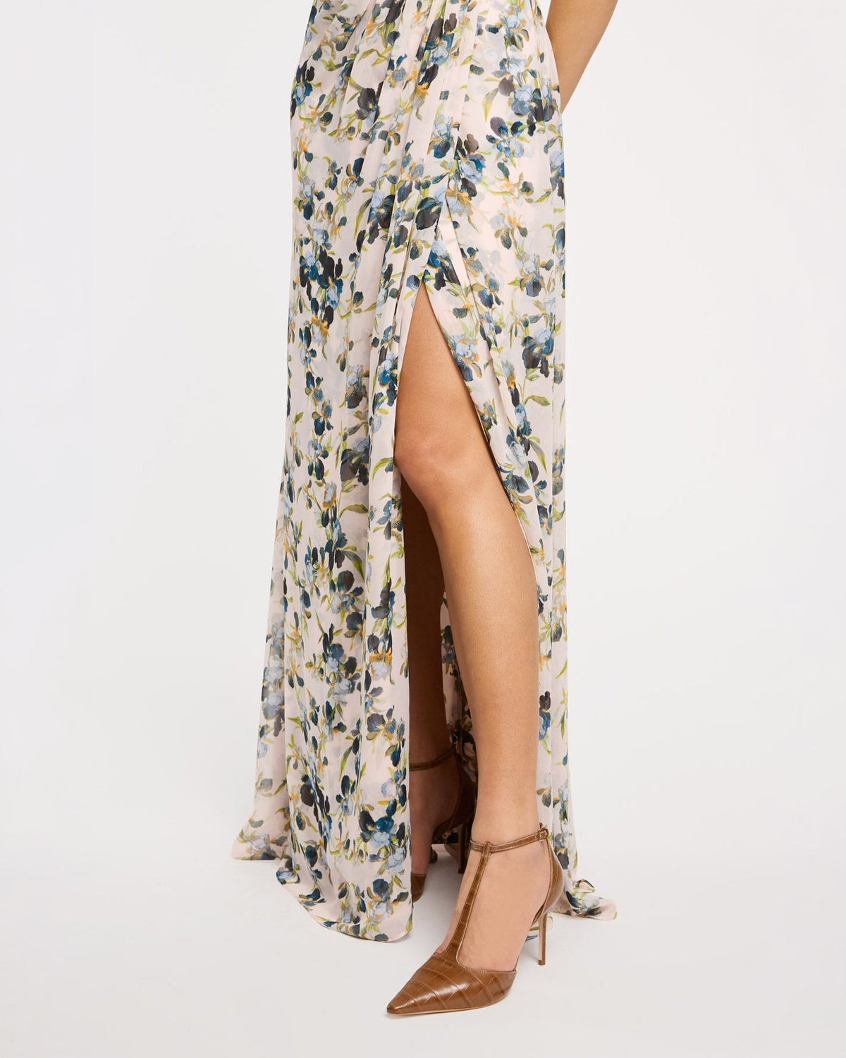 Cinq à Sept Trailing Iris Magy Gown